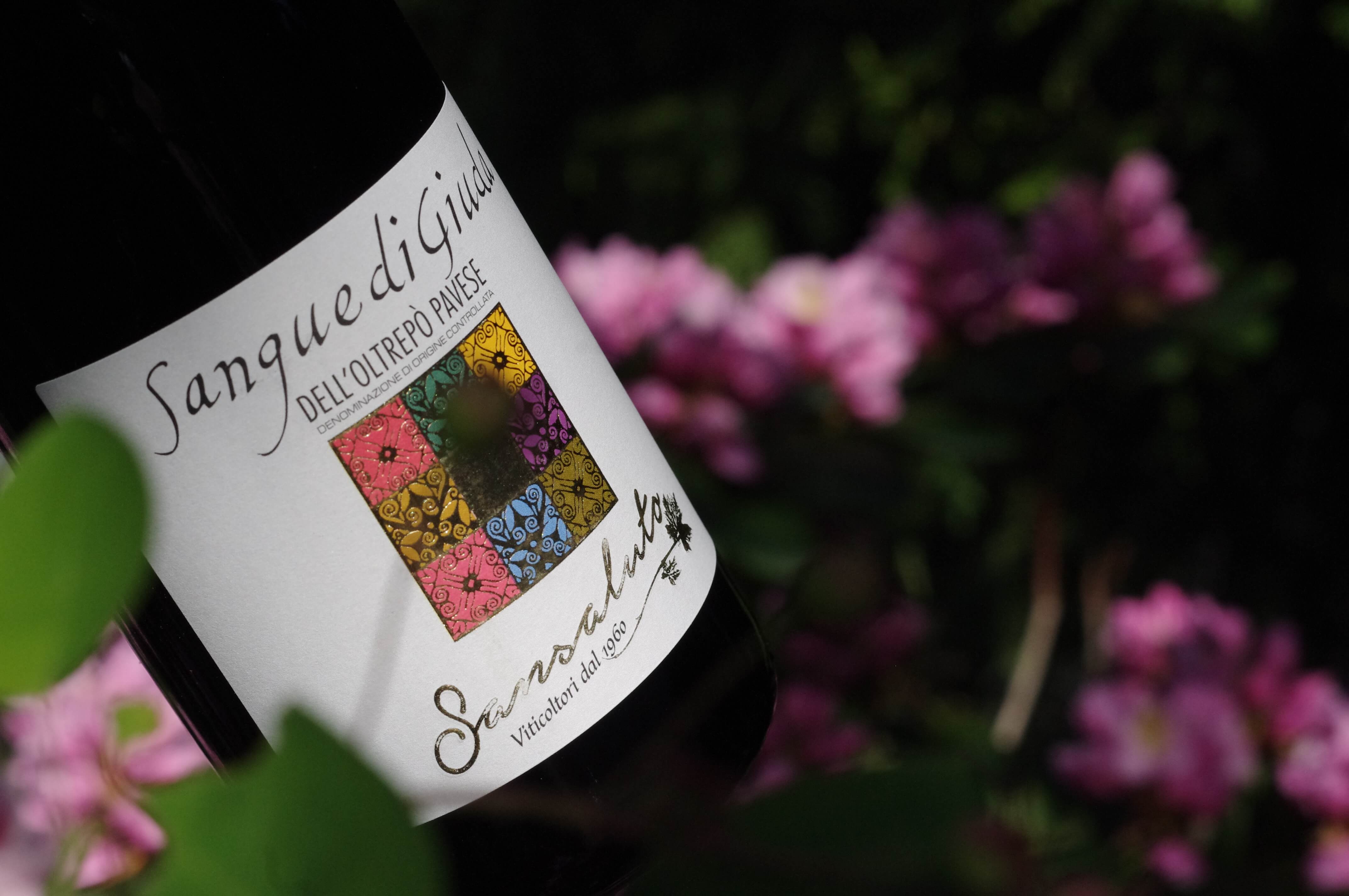 Sangue di Giuda &ndash; italienischer s&uuml;&szlig;er Rotwein, Flasche mit Blumen